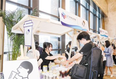 2021江門市商業(yè)發(fā)展大會舉行:推動商貿行業(yè)交流合作 全面促進消費升級